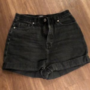 Black mom jean shorts from Urban Outfitters